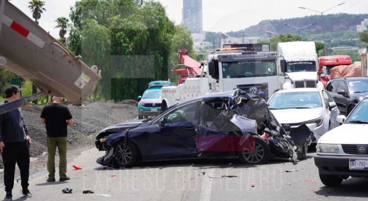 📲Resumen del viernes 03 de junio de 2026 de Expreso Querétaro. 🆘Otra vez!! Un camión de carga arrasó con 9 vehículos. ⛈️Ingreso de agua a viviendas, inundaciones y un rescate; el saldo de lluvias de la semana. ⚽️Bares y restaurantes listos para el partido del Tri.