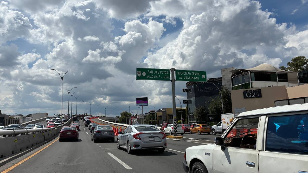📲Resumen del miércoles 15 de junio de 2026 de Expreso Querétaro. 🔗Persecución sobre la 57 termina con un chofer detenido. 🚘Se ha reducido hasta en 60% el tráfico en Bernardo Quintana. 🐮Investigan posible atâque de puma a ganado.