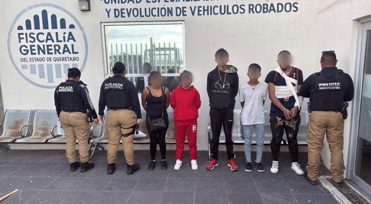 📲Resumen del viernes 17 de junio de 2026 de Expreso Querétaro. 🔗Detienen a 6 con auto robado y terminan estrellándose. ⚽️Cruz Azul y Puebla no jugarán en el estadio Corregidora. 🅿️Son 14 plazas con amparo para no dar gratuidad de 2 horas.