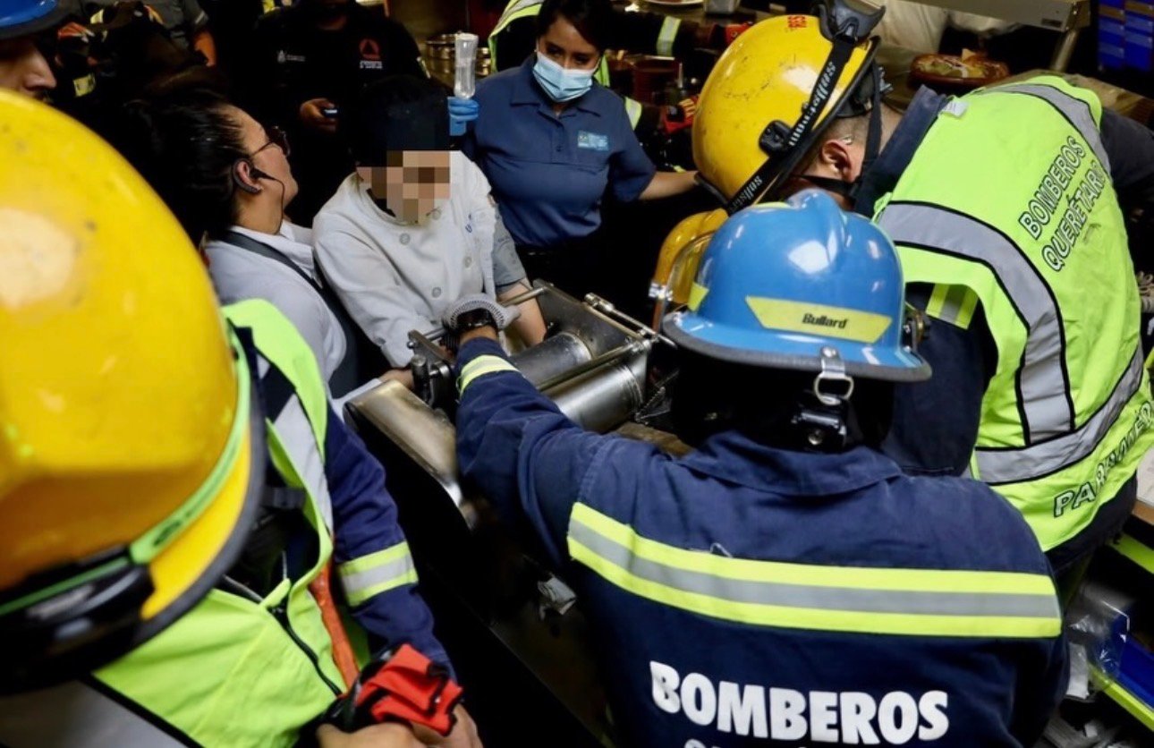 📲Resumen del miércoles 22 de junio de 2026 de Expreso Querétaro. 🖤Dos personas pierden la vidâ, luego de que su vehículo cayera de un puente. 😣Rescatan brazo de una mujer, luego de quedar atrapado en máquina de tortillas.