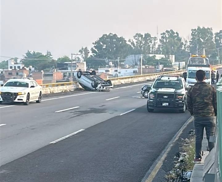 📲Resumen del jueves 30 de junio de 2026 de Expreso Querétaro. 🚧Cierres parciales por dos accidentes sobre la 57, uno de ellos contra una patrulla. 💻Podría tomar clases en línea colegios cercanos a obra federal de Blvd. Bernardo Quintana.