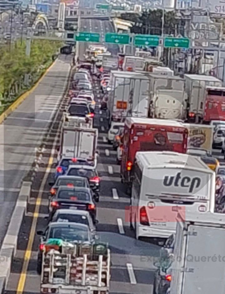 📲Resumen del lunes 13 de junio de 2026 de Expreso Querétaro. 🚧Tómelo cuenta! Cerrado el bajo puente de Av. Universidad por obra federal. 🕳️ Municipio de Qro ha atendido 9 mil 500 baches en que va del año. 🆘Choca motociclista contra unidad de PC.