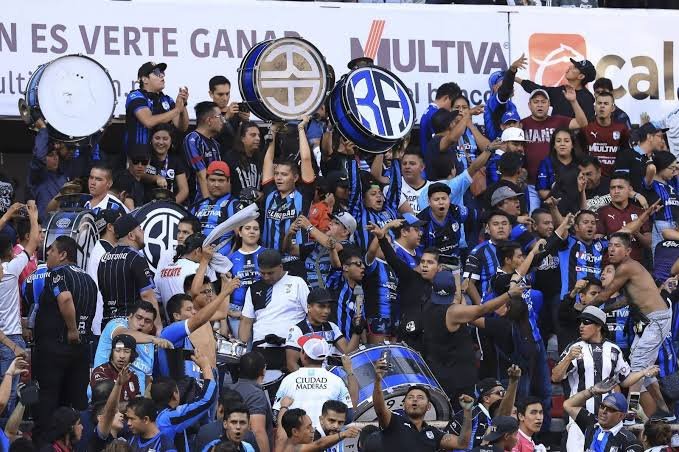⚽ 🚨 La Resistencia Albiazul sigue en el limbo. 👉 Entre la pasión y la seguridad, Gallos vive una incertidumbre: ¿volverá la barra o no?
