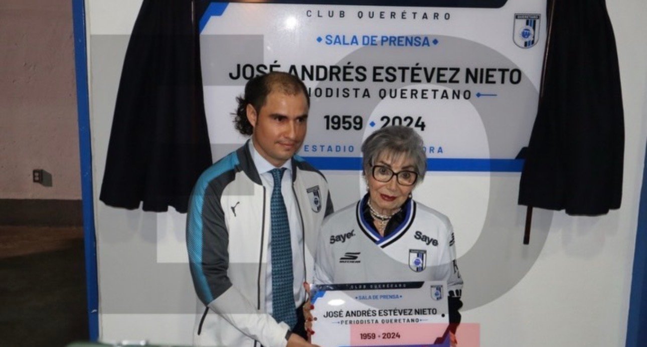 Un homenaje eterno en el Estadio Corregidora 🏟️✨ La sala de prensa ahora lleva el nombre de Andrés Estévez Nieto, voz histórica del periodismo queretano y de los Gallos Blancos 🐓💙