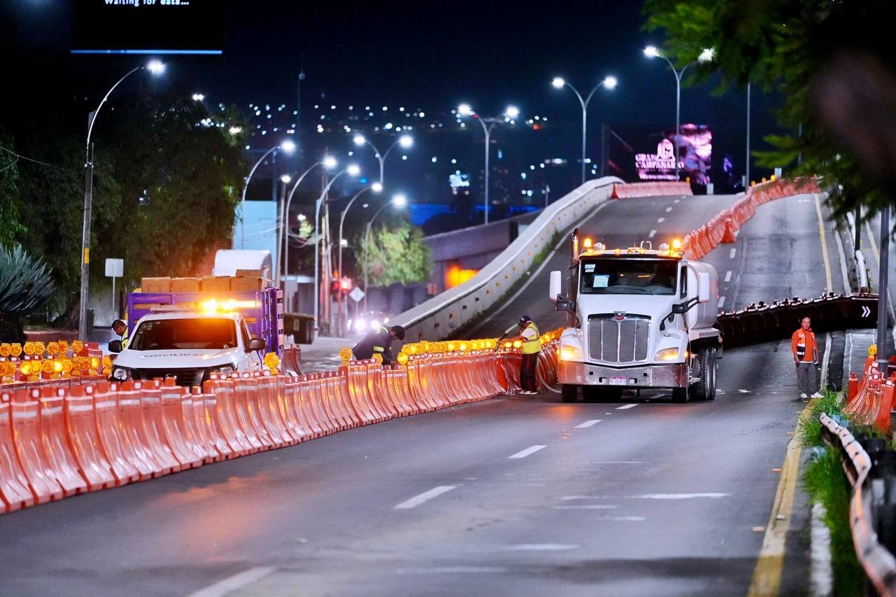 📲Resumen del jueves 20 de agosto de 2026 de Expreso Querétaro.🚘A partir del lunes reabrirán todos los carriles de B. Quintana, pero habra cierres nocturnos.🤷🏻‍♀️Cambian color de reciente puente ferroviario, se guinda pasa a gris.✝️Fall3ce un hombre en accidente automovilístico.