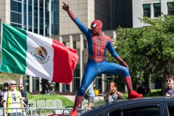 🕷️📢 EL ACONTECIMIENTO QUE MARCÓ MINNEÁPOLIS. Spider-Man no solo trepó paredes, trepó a la protesta y se volvió símbolo de resistencia. 🕸️🔥