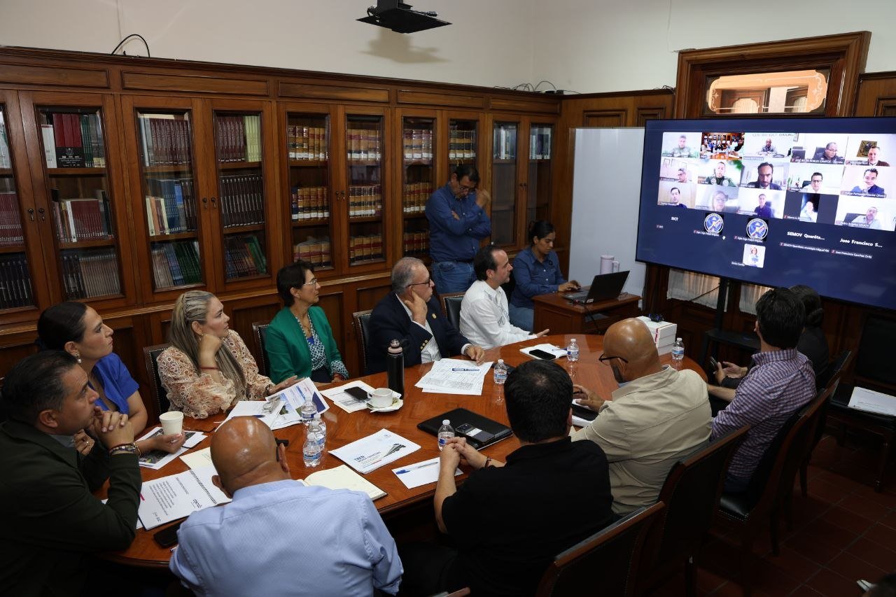 📲Resumen del jueves 27 de agosto de 2026 de Expreso Querétaro.🌳Gobierno no fue informado sobre retiro de árbol en la calle Invierno.🚧Autoridades coordinan próximas intervenciones del tren Méx-Qro.🔗Detienen a “El Notario” por fraude genérico agravado.