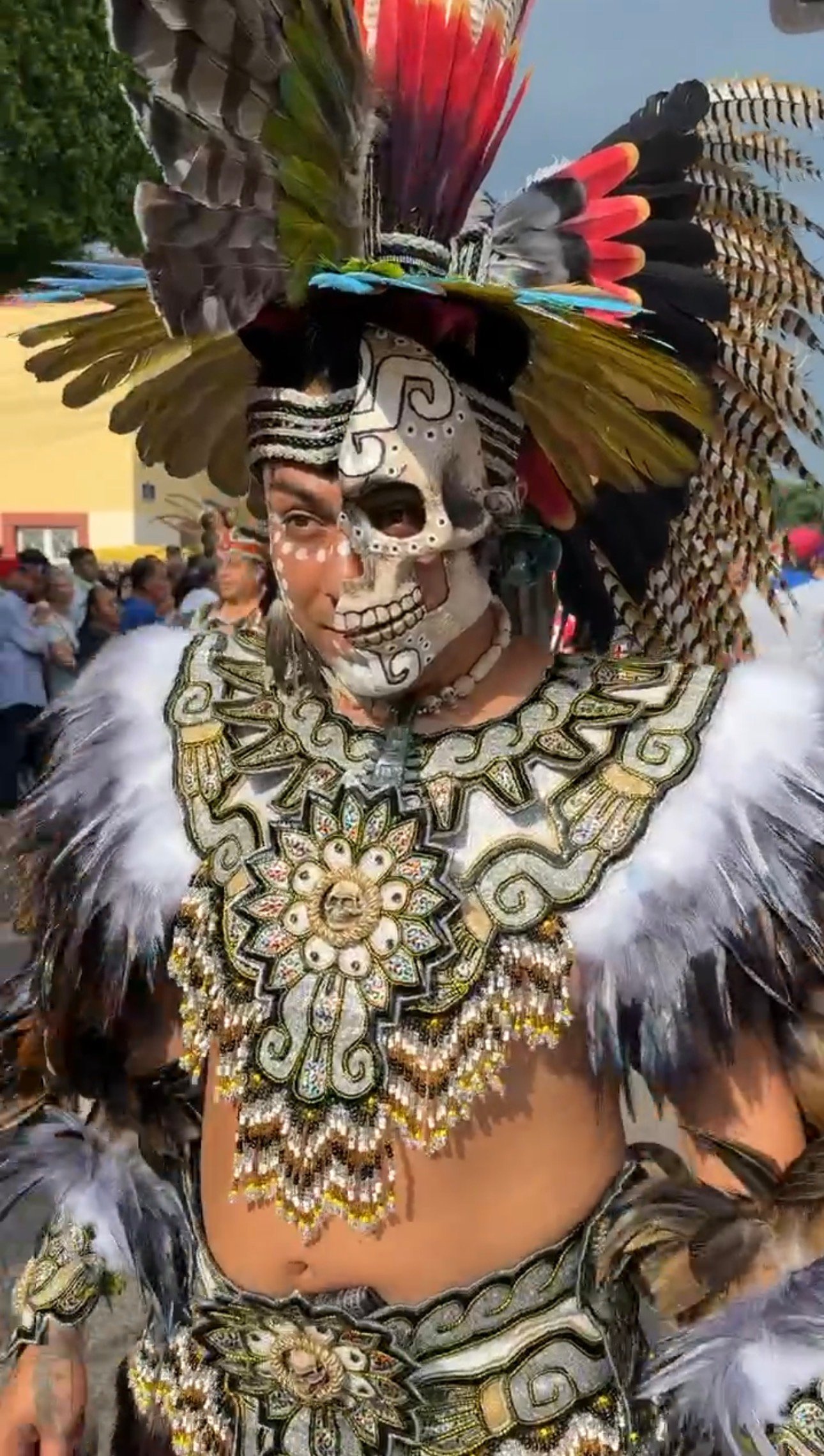 Querétaro || 🪘🪇🪶 Con el retumbar de los huehuetls, el aroma a copal y el ritmo de los ayoyotes, dieron inicio las tradicionales festividades patronales en honor a la Santa Cruz de los Milagros.