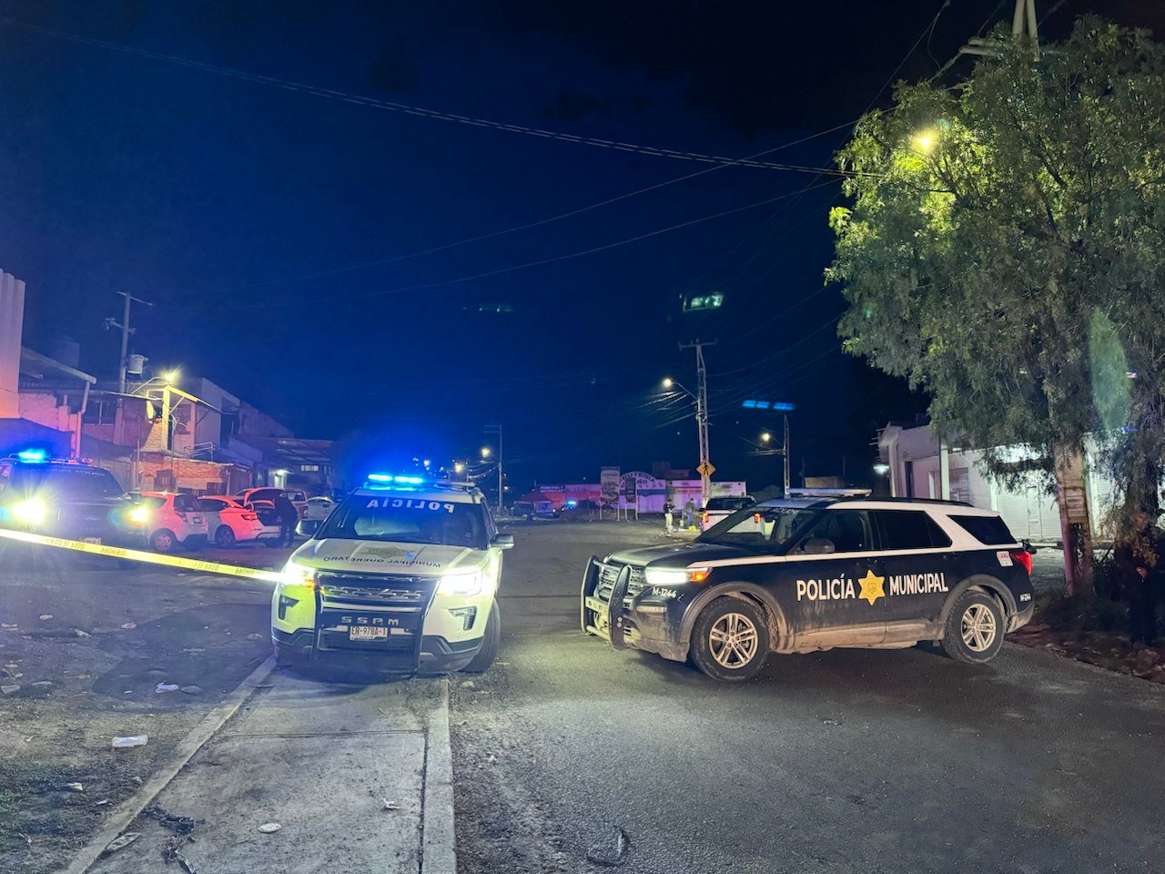 📲Resumen del miércoles 16 de septiembre de 2026 de Expreso Querétaro. 🚨Un muerto y un herido tras riña en La Versolilla. 🤝Coordinación municipal y federal para construcción de rampa de frenado. 🚧Obras en la 67 concluirán medidos de octubre.