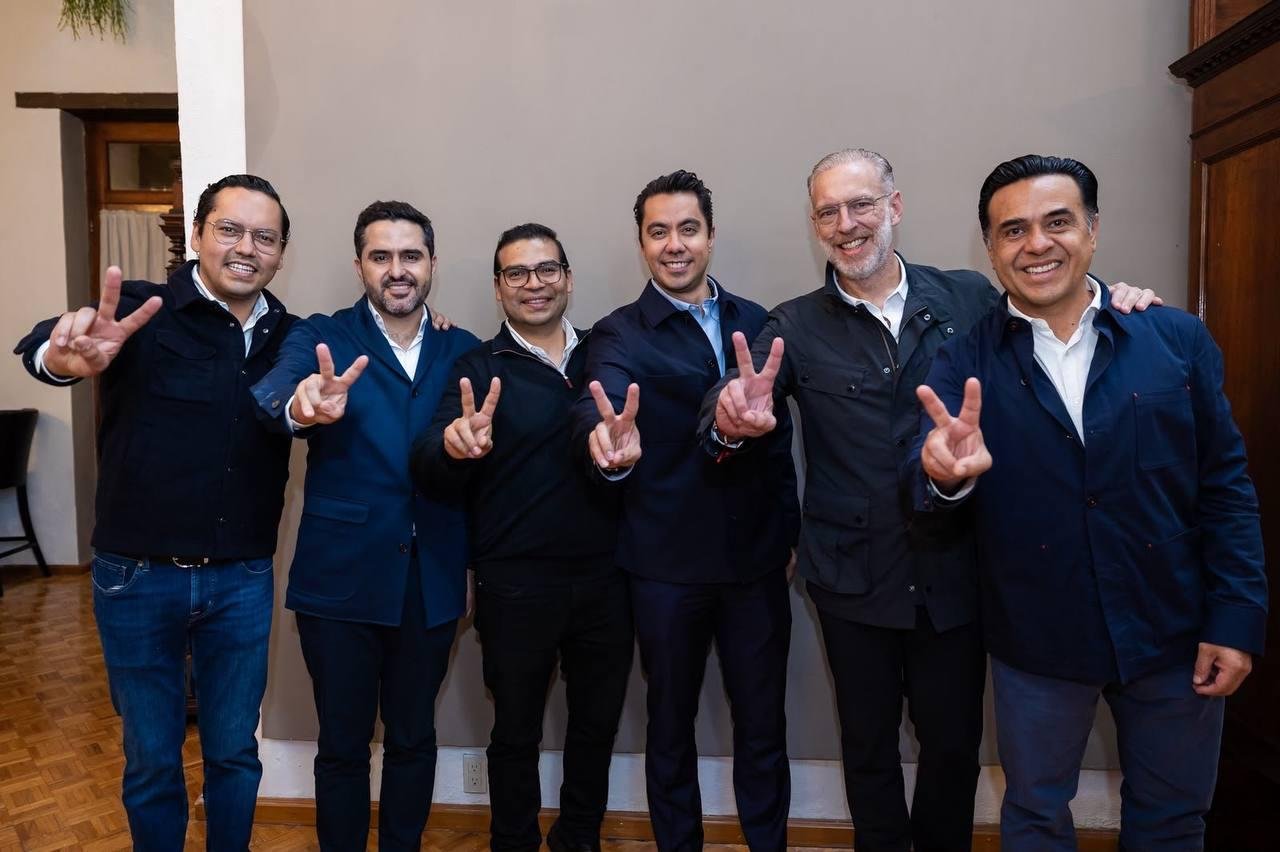 📲Resumen del viernes 09 de octubre de 2026 de Expreso Querétaro. 🙋🏻‍♂️Será FeliFer Macías el candidato a Gobernador en Qro por el PAN. 👩🏻‍⚕️Trabajadores del IMSS se manifiestan por segundo día consecutivo. 🏳️‍🌈Ley Trans tendrá que ser revisada nuevamente, tuvo observaciones otra vez.