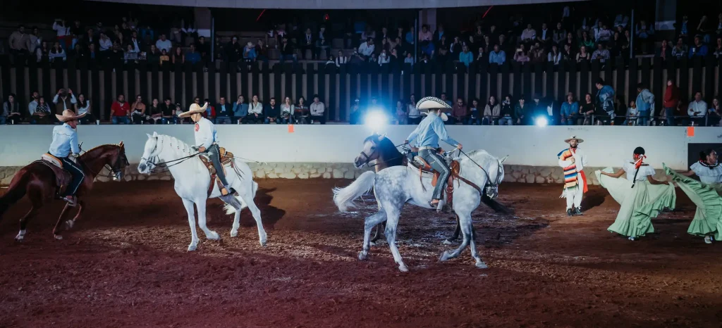 ¿Ya tienes plan para el día de muertos? 💀🐎 Checa este show ecuestre en Hacienda el Salitre