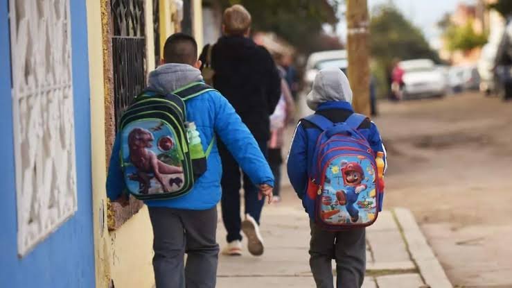 📲Resumen del jueves 22 de octubre de 2026 de Expreso Querétaro. ✝️Familiares de Biker caído exigen esclarecer hechos del accidente. 🕗Habrá cambio de horario de invierno a partir de noviembre en escuelas de Qro. 🏘️Construirán 5 mil Viviendas para el Bienestar en el Estado.