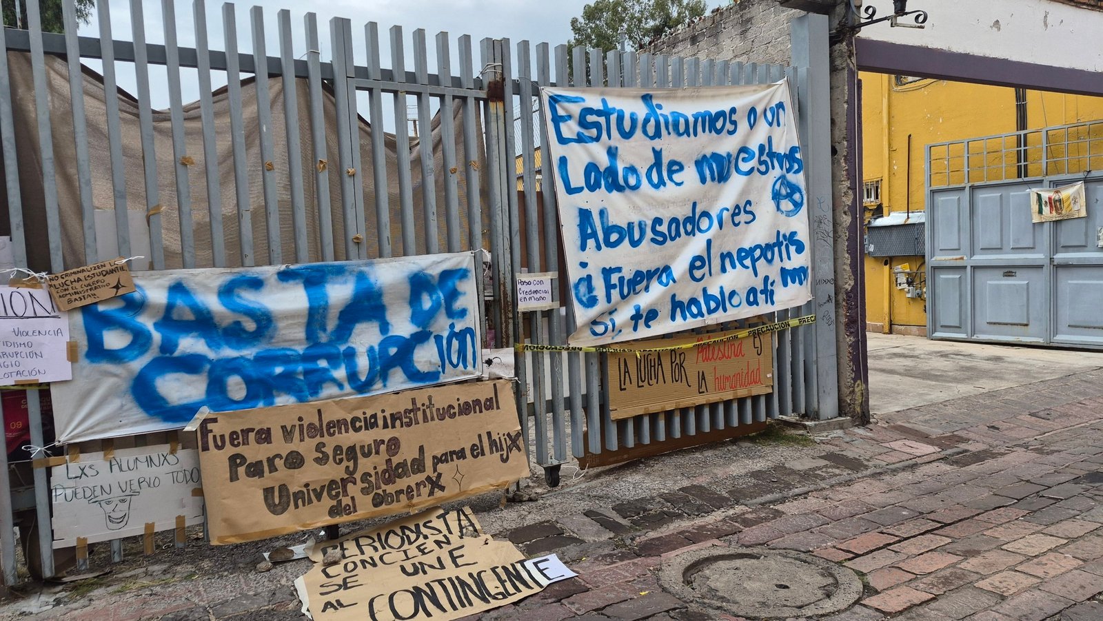 📲Resumen del lunes 26 de octubre de 2026 de Expreso Querétaro. 🔴⚫️Paro en la Facultad de Filosofía, acusan nepotismo y corrupción. 🦗Despliegan operativo por plaga de langostas en la zona serrana. 💐Se espera hasta 115 mil turistas por Día de Muertos.