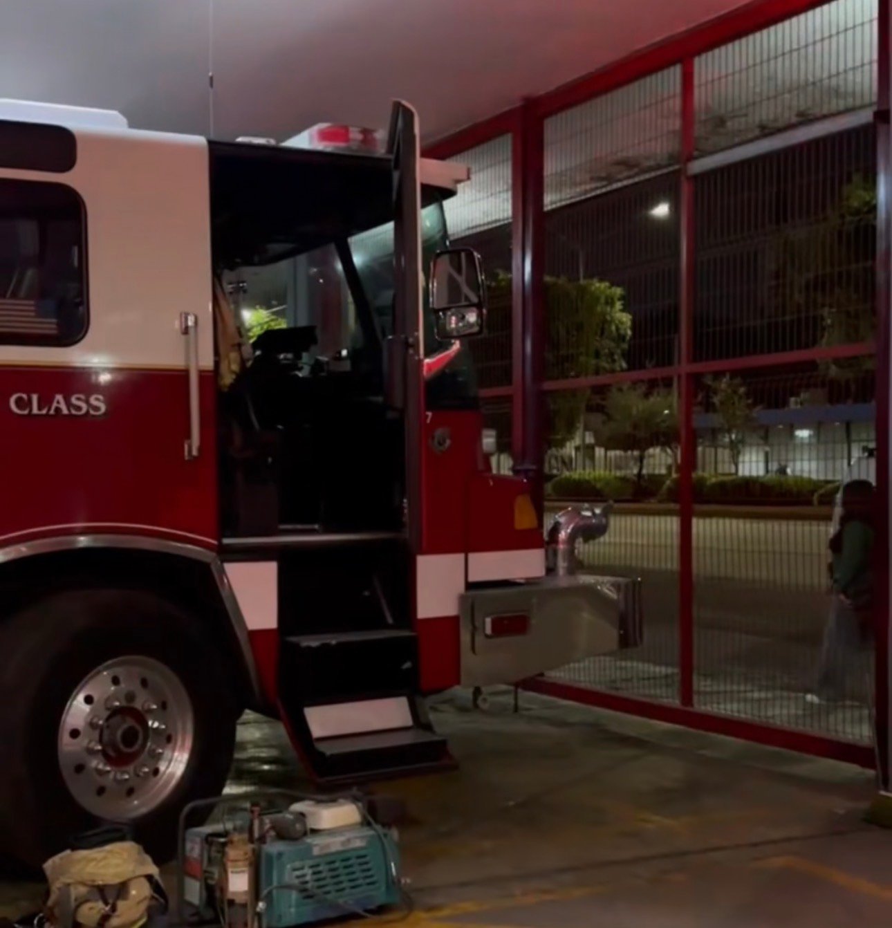 🧟🚒 ¿Te atreves a sobrevivir? Bomberos Querétaro te esperan en su casa del terror del 30 de octubre al 1 de noviembre, de 7:00 a 10:00 p. m., en la Estación 1, sobre Zaragoza, en el Centro