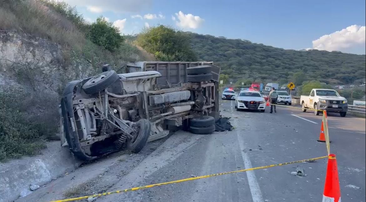 📲Resumen del viernes 30 de octubre de 2026 de Expreso Querétaro. 🖤Volcadura en el Libramiento Norponiente deja un muerto. 🚔Despliegan en todo el Estado, operativo por Día de Muertos. 💉Se registra solo el 9% de avance en campaña de vacunación invernal.