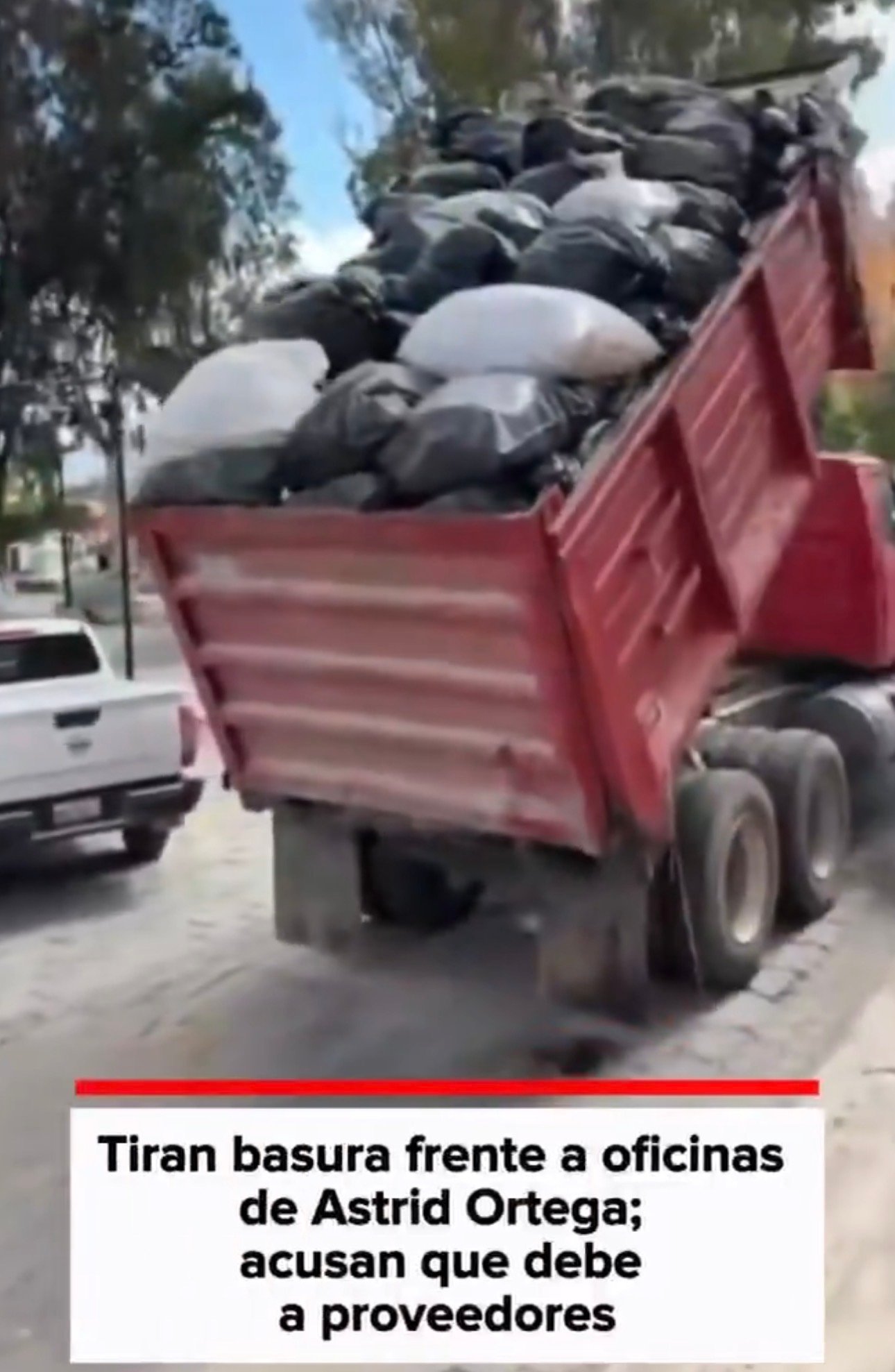📹En video. Tiran basura frente a oficinas de Astrid Ortega; acusan que debe a proveedores