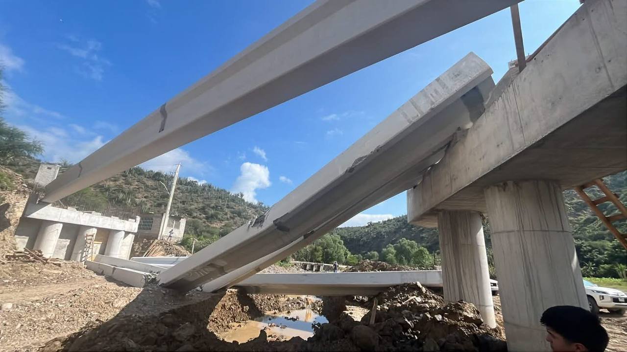 📲Resumen del miércoles 14 de octubre de 2026 de Expreso Querétaro. ⚠️Reporte de arma en escuela de Jalpan activa protocolos de seguridad. 🤦🏻‍♀️Cuatro trabes derrumbadas en construcción de puente El Chilar. 🚫Clausuran fundidora en San Juan del Río, no tenía permisos.